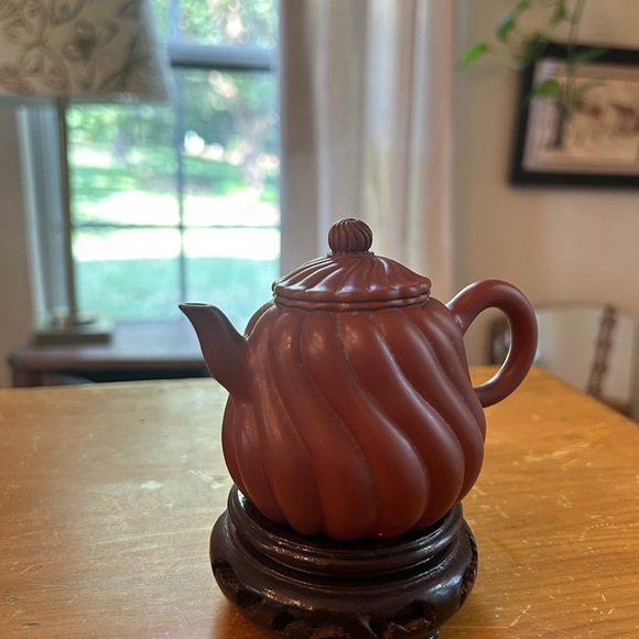 Vintage Yixing China zisha clay teapot. Stamped by artist. Comes with wood stand - Picture 6 of 11